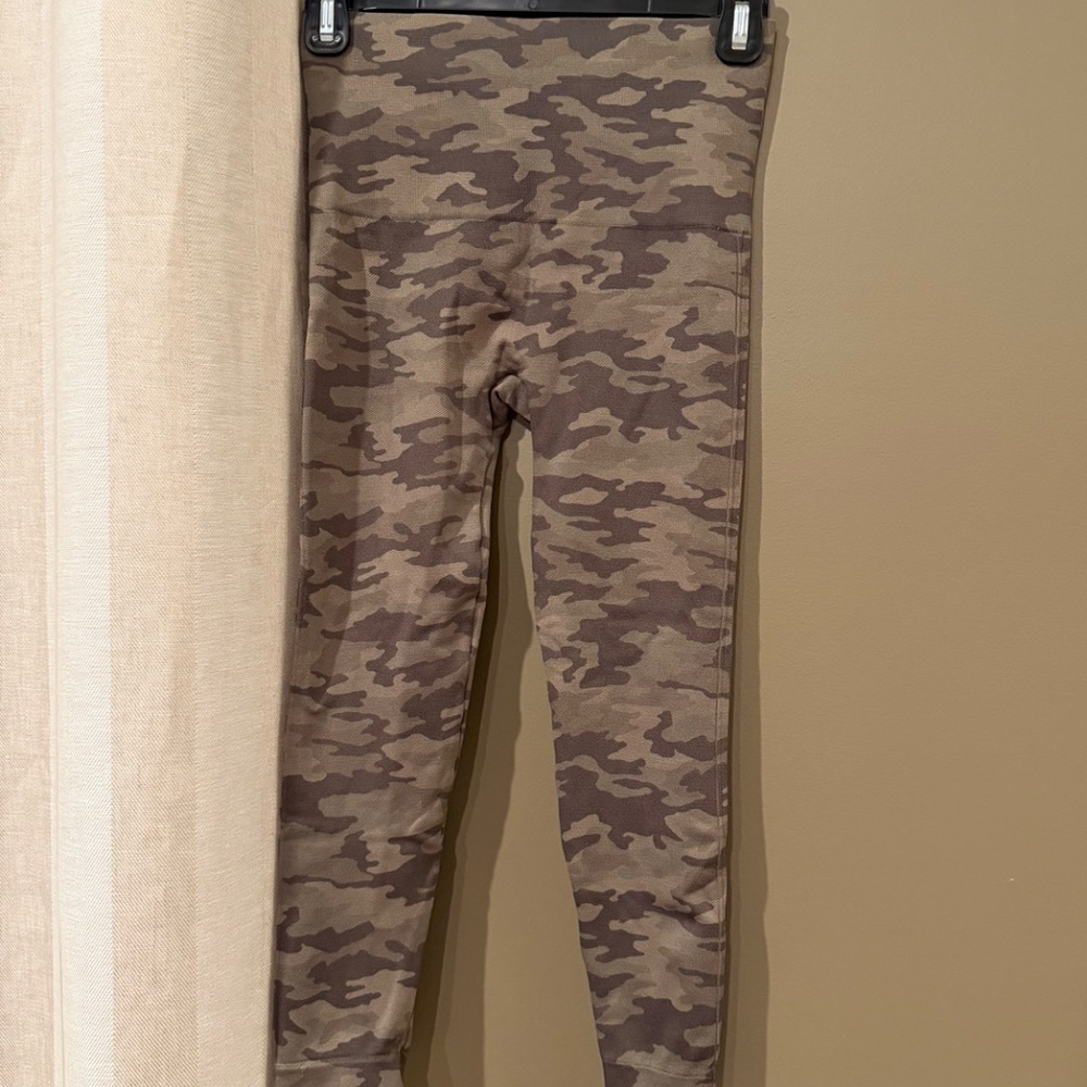 Spanx 2 Pair of Look at Me Now Green & Gray Camo Leggings, Comfy, Size Small - Picture 5 of 16